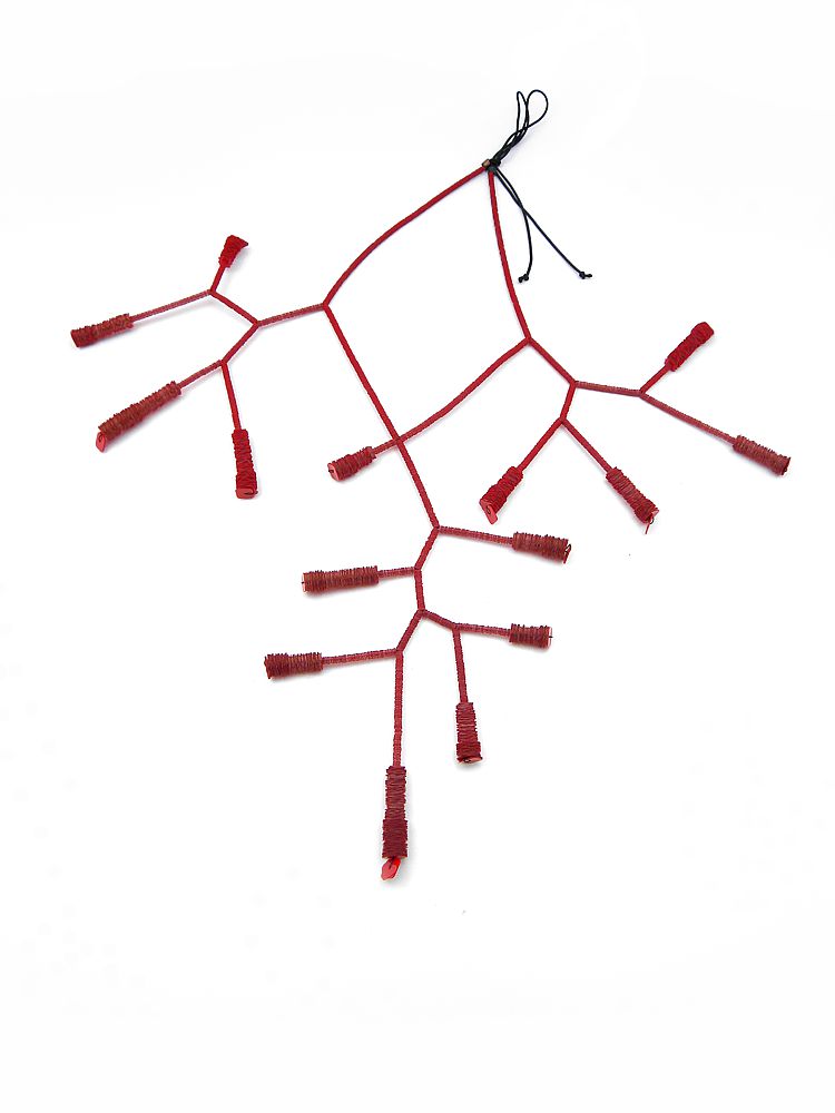 C5A - Tre fuscelli con gemme rossa - Necklace three thin branches, dove gray color flowers